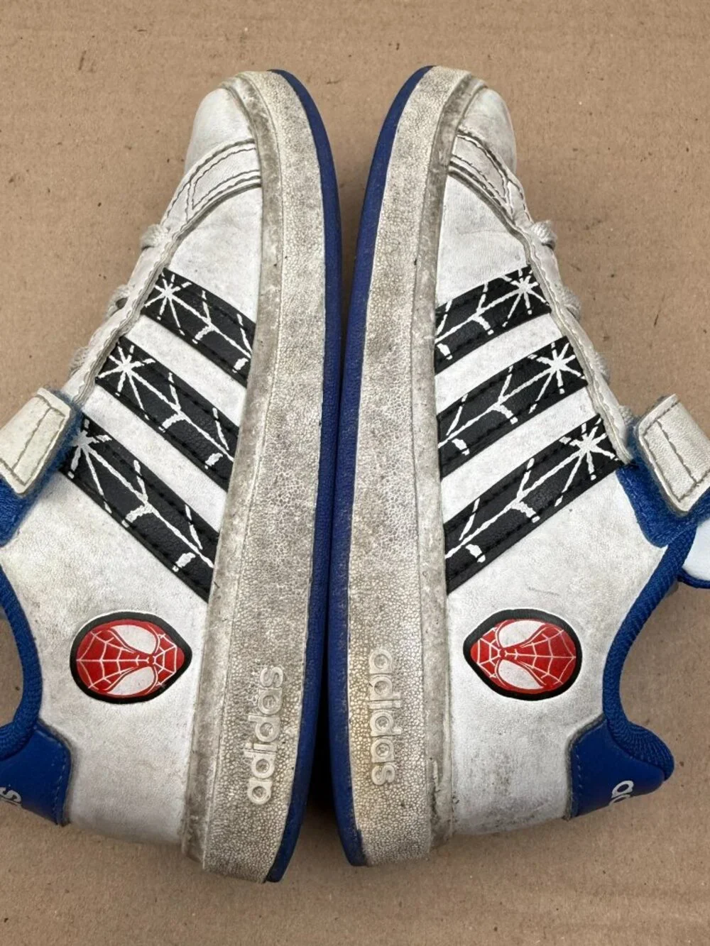 adidas x Marvel Spider-Man Kids Shoes Size 10.5K White Blue stain Needs Cleaning